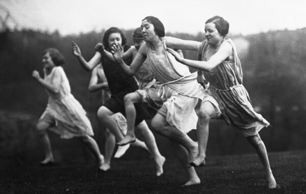 University students run a 100-yard dash wearing ancient Greek costumes in Cincinnati, Ohio, on April 29, 1921. © Bettmann/Getty